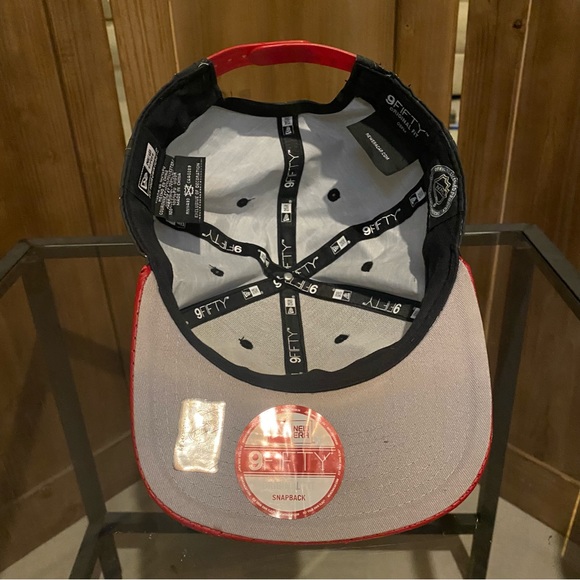 Red wings hat - Picture 2 of 12